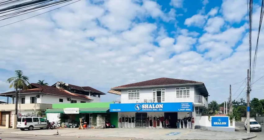 Sobrado com apartamento na parte superior e 2 salas comerciais no térreo.