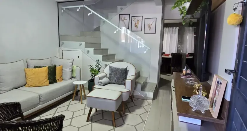 Venha se encantar com esse lindo sobrado geminado de 70,72m², localizado em uma região privilegiada da cidade. com 2 quartos, sendo um com sacada, essa casa é perfeita para você que busca conforto e p
