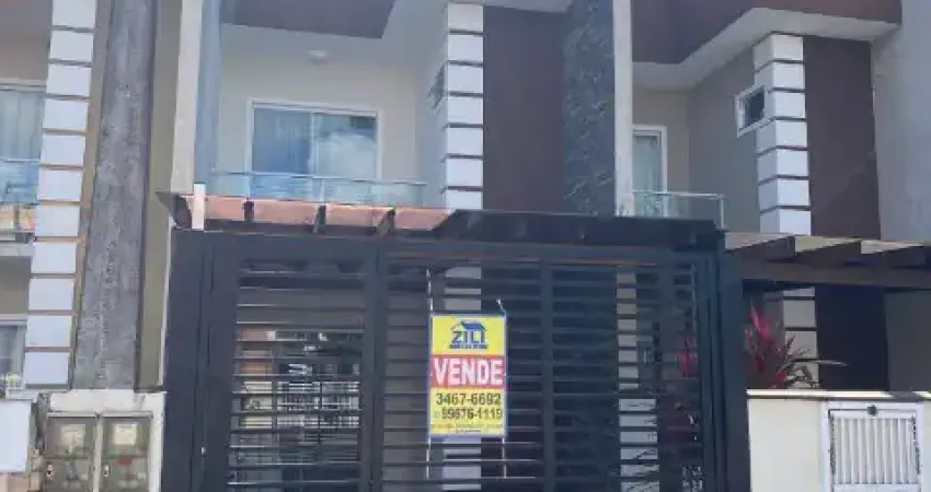 Lindo sobrado geminado com dois quartos sendo uma suíte no bairro floresta.