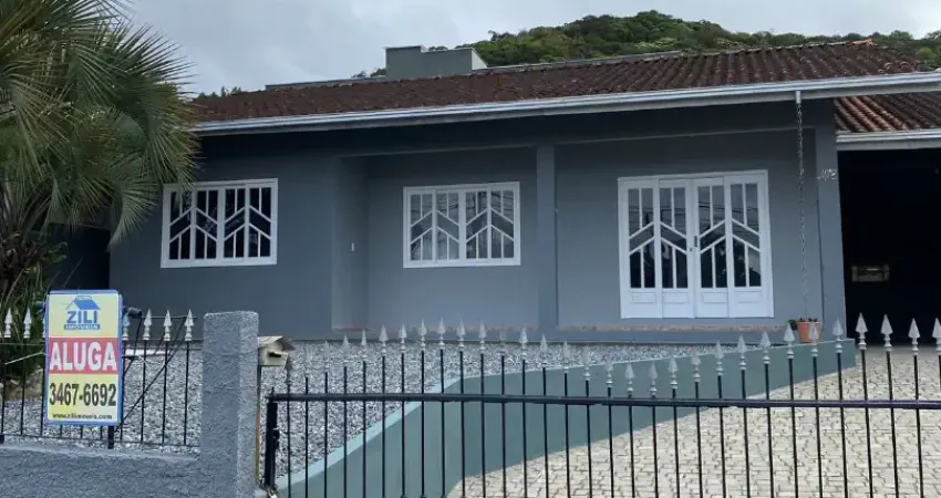 Casa com 3 quartos e espaços amplos no bairro iririú na rua arco iris.