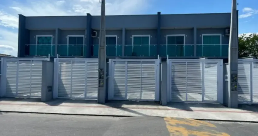 Sobrado geminado com 68m² - com dois quartos e duas vagas de garagem