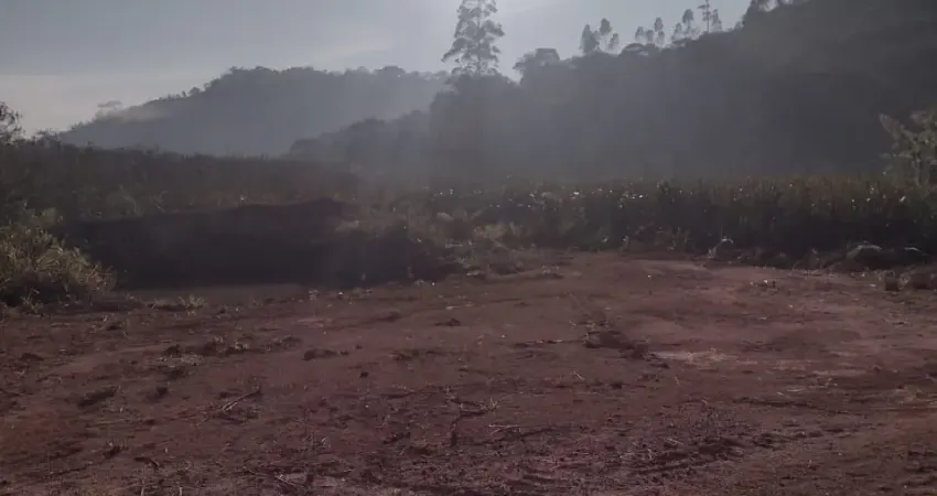 Excelente topografia, totalmente plana, com lago na divisão de fundos