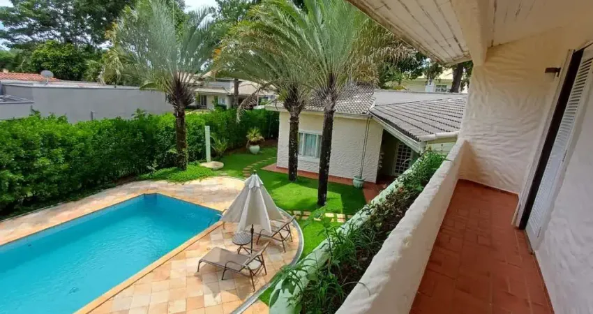 Descubra o privilégio de viver no Lago Azul Golfe Clube, em Araçoiaba da Serra, e transforme sua rotina em uma experiência de tranquilidade, lazer e sofisticação. Esta imponente casa, com impressionan