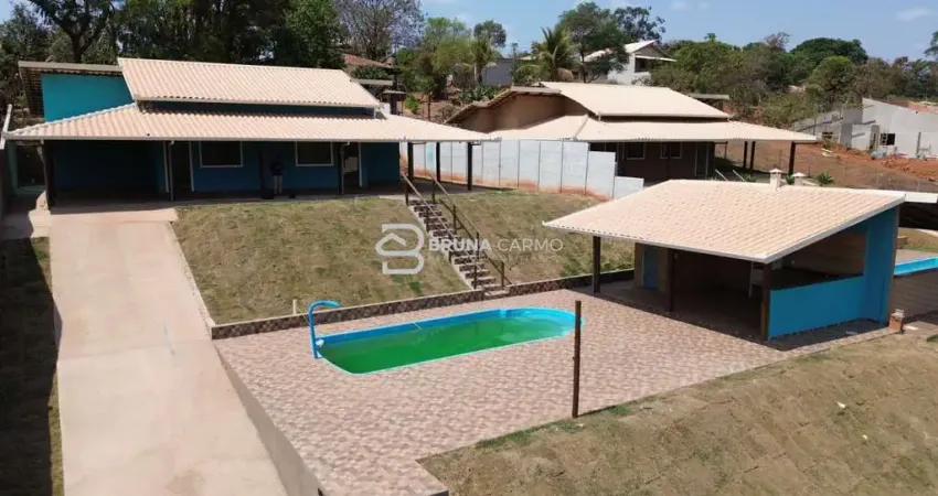 Chácara de 1000m² com piscina e churrasqueira na área de lazer no parque do lago