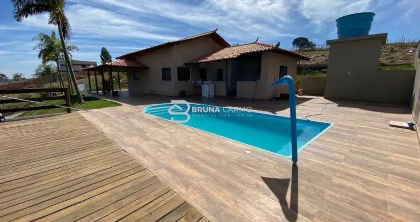 Chácara com piscina e área de lazer com churrasqueira em pedra linda