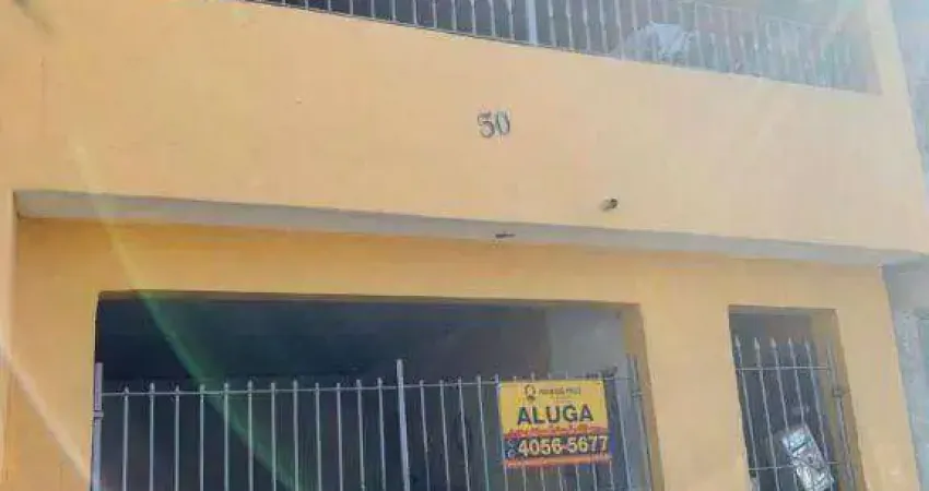 Imóvel com 3 moradias em boa localização, com comércio, pontos de interesse e 10 minutos do terminal Piraporinha. Necessita reforma.