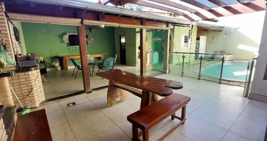 Casa 3 dormitórios,  piscina  e área gourmet  próximo a praça do quartel!