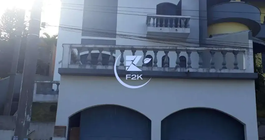 Casa à venda no centro de Arujá, 3 dorms sendo 1 suíte
