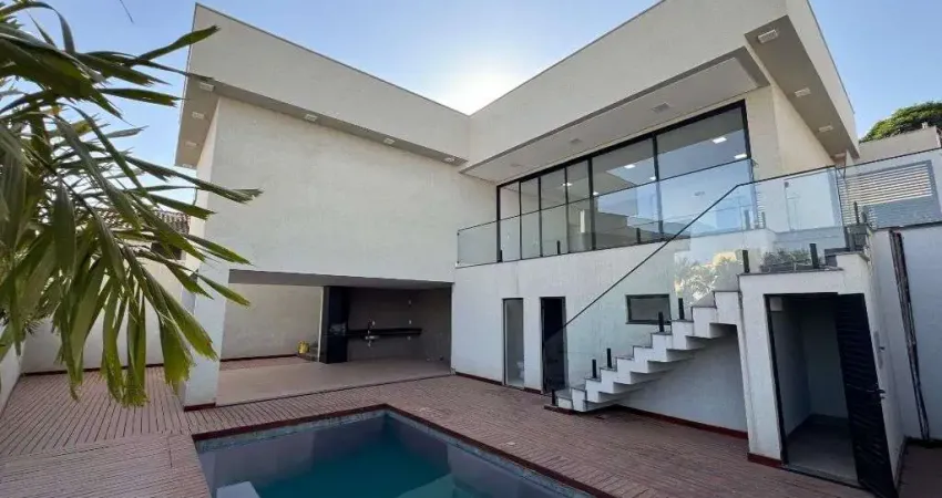 Casa luxuosa conta com 01 suíte máster com closet e hidromassagem, 01 suíte com closet e outra suíte.