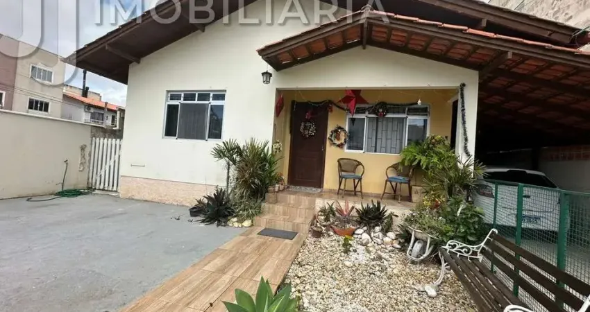 Casa Residencial com 4 quartos  à venda, 215.00 m2 por R$960000.00  - Ingleses Do Rio Vermelho - Florianopolis/SC