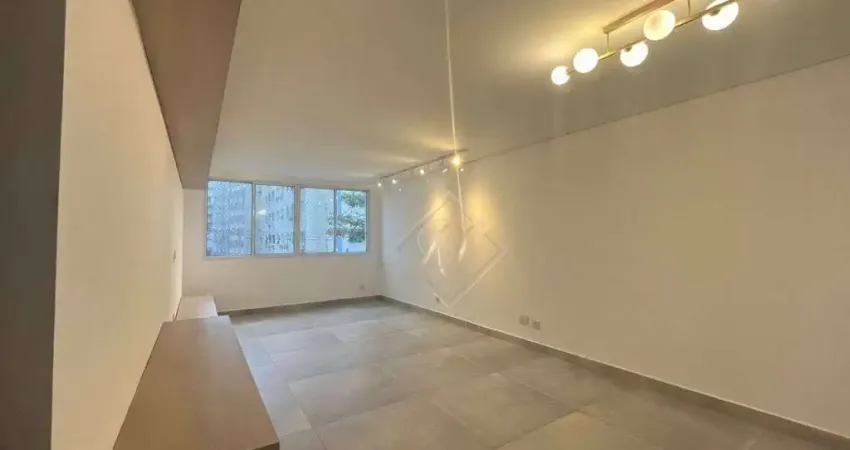 EM FRENTE A PRAIA, REFORMADO, 3 DORMITÓRIOS, VISTA LATERAL MAR, NA CIDADE DE SANTOS!!!