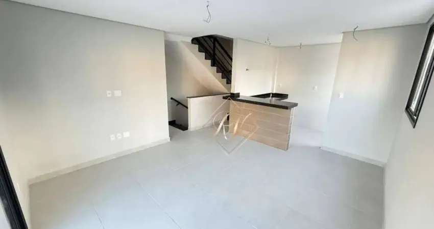 Maravilhosa casa duplex em Villagio, com fino acabamento, recém entregue, com garagem fechada, super bem localizado no bairro do Campo Grande!!!
