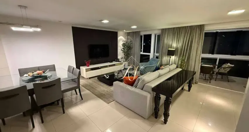 Apartamento finamente decorado, de frente, super claro e arejado, repleto de armários planejados, super bem localizado a 3 quadras da praia do Embaré
