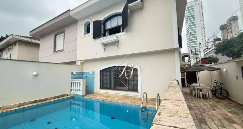 ?? Sobrado amplo de esquina, super charmoso e com total privacidade na Ponta da Praia. Com uma área externa excelente com piscina e churrasqueira, sen