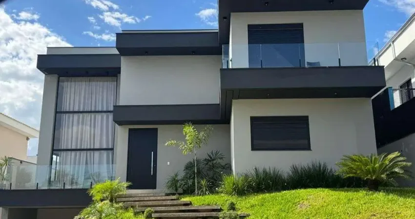 Sobrado Espaçoso com Garagem Coberta e Vista Definitiva para Área Verde
