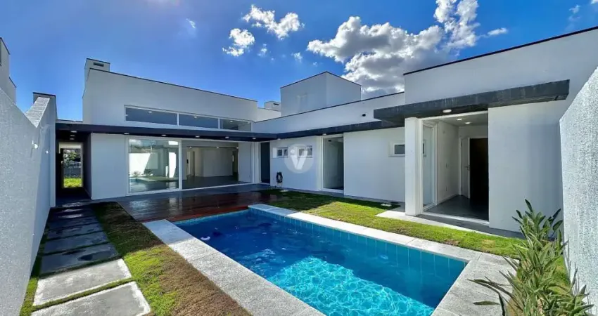 Casa alto padrão toda térrea com 3 suítes, escritório e piscina no Condomínio Vi