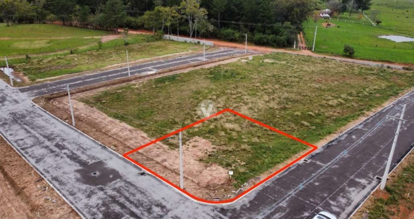 Amplo lote de esquina no Loteamento Jardins, bairro Tomazetti.