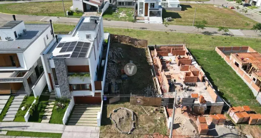 Terreno com área verde aos fundos em condomínio fechado
