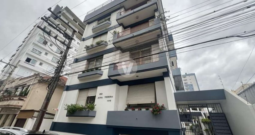 Apto 2 dormitórios com dependência, no centro, garagem, sacada!
