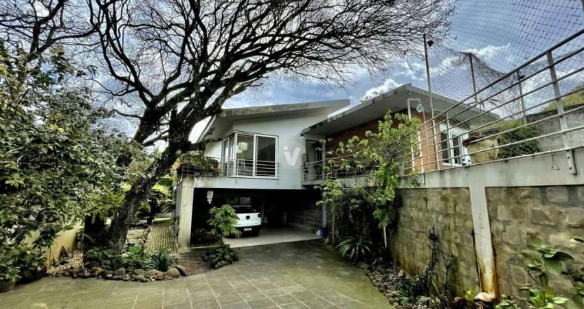 Casa ampla, praticamente térrea com 264m2 de área construída sobre 804m2 de terr