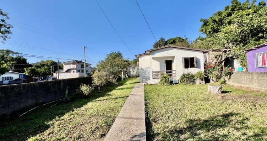Casa com 3 dormitórios e amplo terreno no bairro Tomazetti