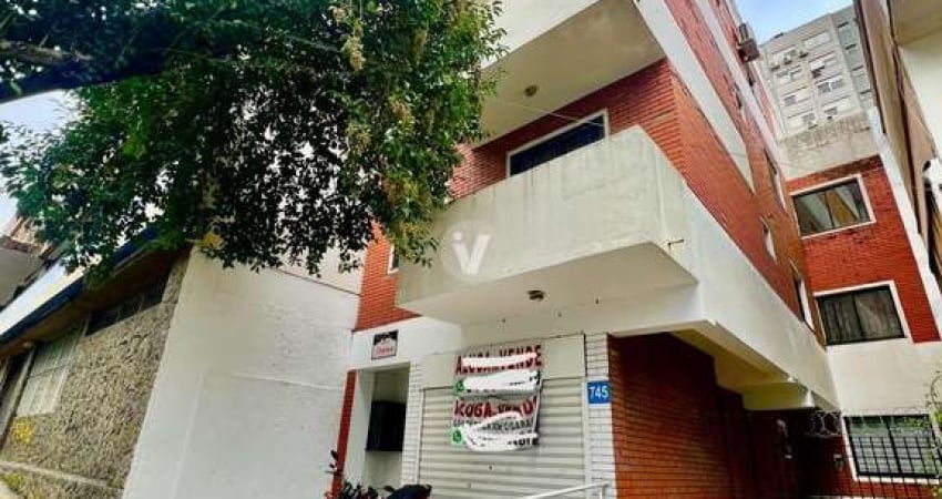 Apartamento com 2 dormitórios, sacada e vaga de garagem no centro.