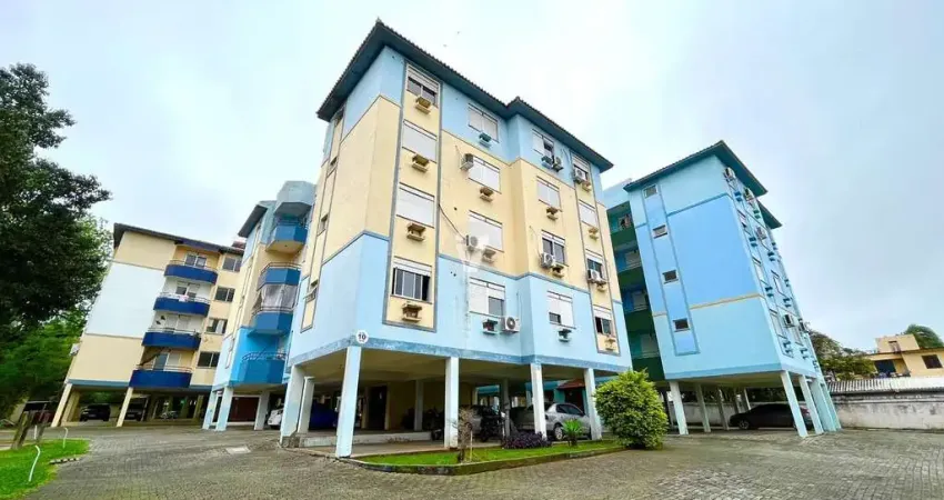Apartamento dois dormitórios, sacada e box de garagem no bairro Duque de Caxias