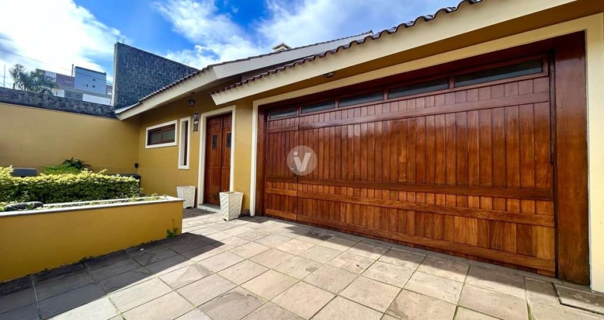 Casa 3 dormitórios, pátio, bem distribuída no bairro Medianeira.