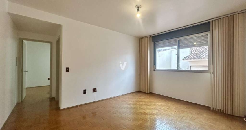 Apartamento 01 dormitório com amplo espaço e box de garagem para locação.