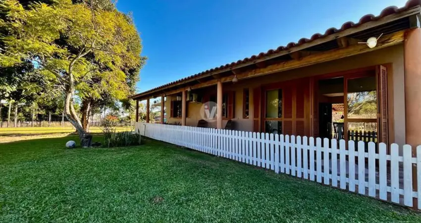 Chácara com 0,6 ha, possuindo duas casas, pomar e riacho no distrito de Palma –