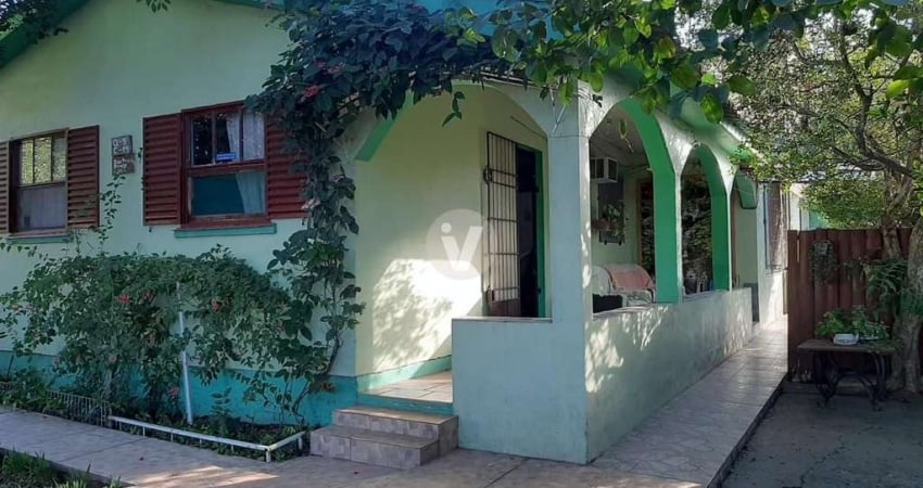 Casa de esquina, 3 dormitórios, localizada no bairro Camobi