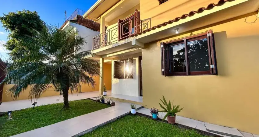 Casa 4 dormitórios, sacada e pátio a poucos minutos do Centro