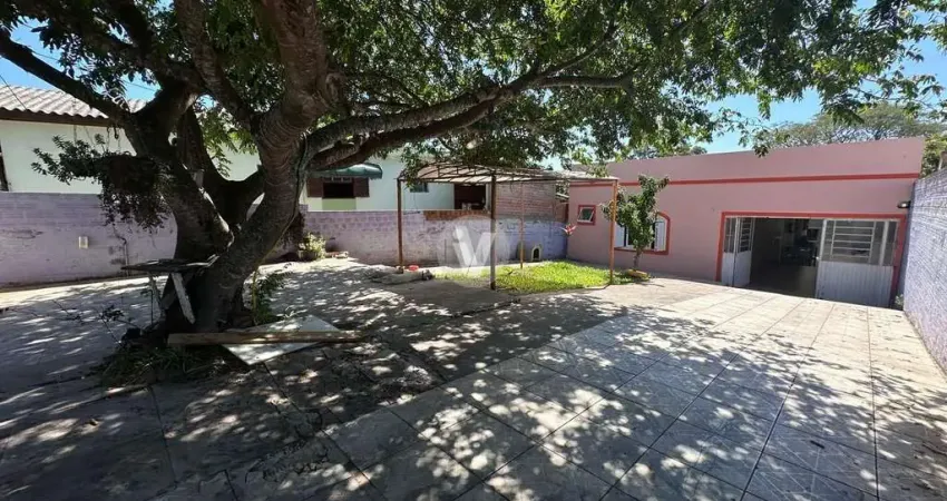 Casa com pátio amplo, localizada no bairro Itararé.