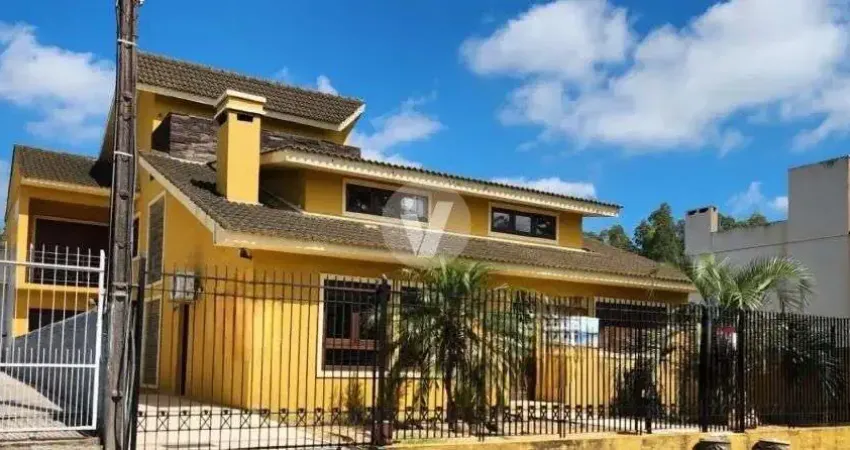Casa com 03 dormitórios, 2 suítes, piscina e amplo quintal, localizada no jardim