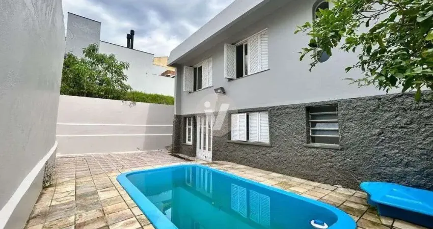 Ampla casa com 3 dormitórios, piscina e ótima distribuição próximo ao centro.