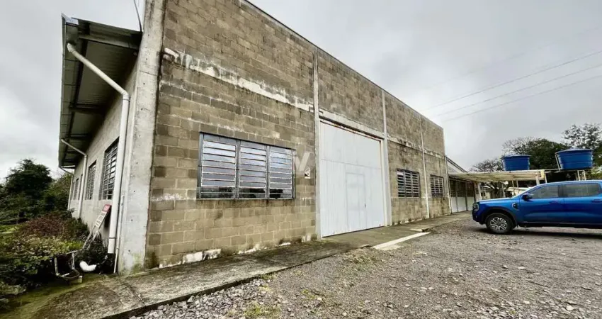 Pavilhão com estacionamento, em ponto estratégico no centro de itaara!