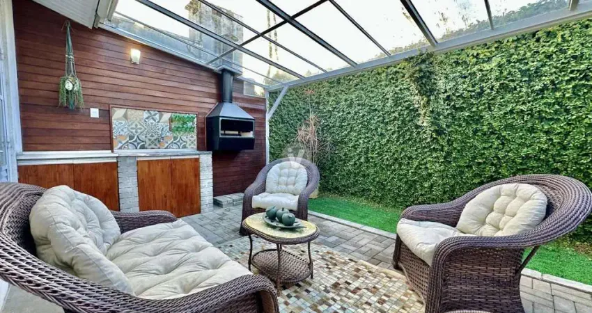 Casa mobiliada em condomínio fechado, com 3 dormitórios, suíte e 2 vagas!