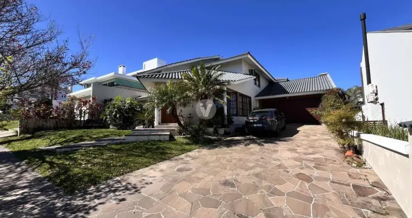 Casa em condomínio fechado com 4 dormitórios e 2 vagas, no bairro camobi!