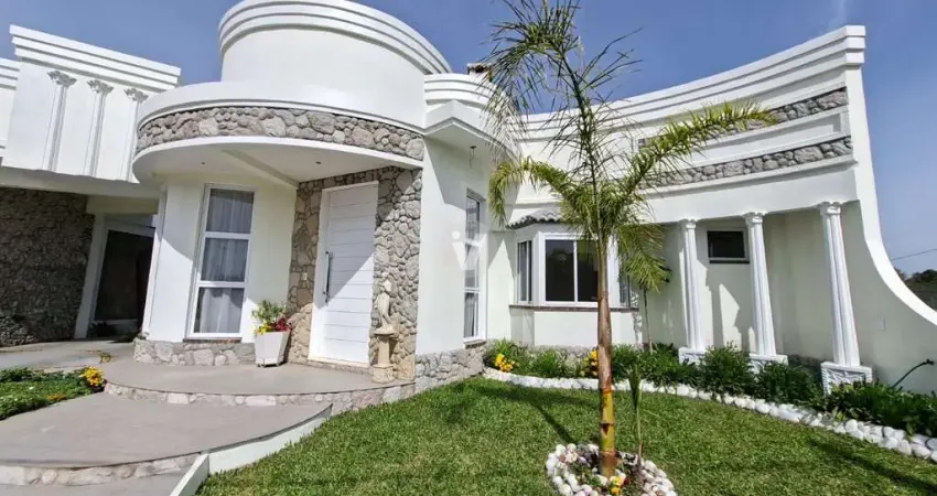 Casa térrea em condomínio fechado com ampla infraestrutura, localizada em camobi