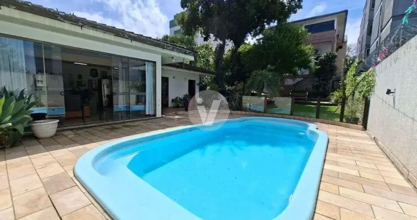 Belíssima casa comercial com apartamento, quiosque, piscina, em região central!