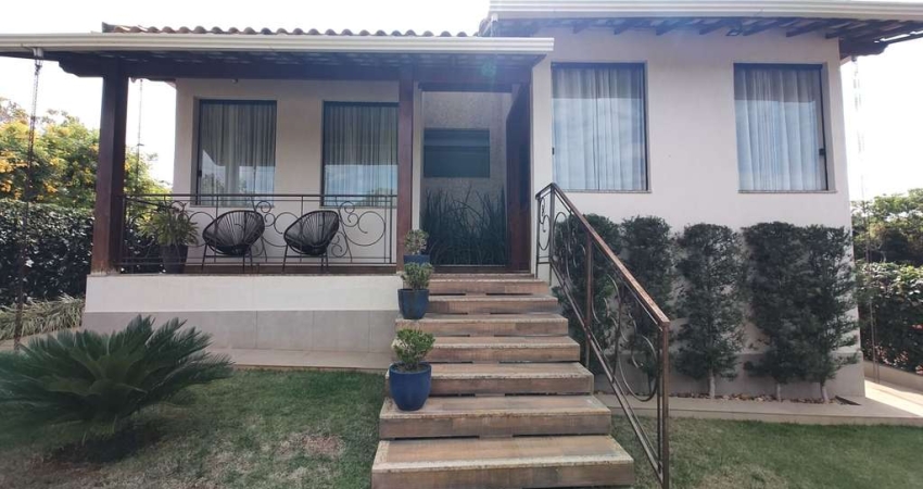 Casa linear em condomínio com excelente localização