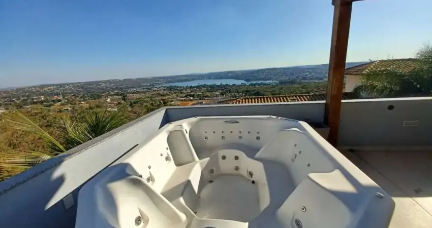 Casa em condomínio com excelente localização e vista privilegiada da cidade e da lagoa central;