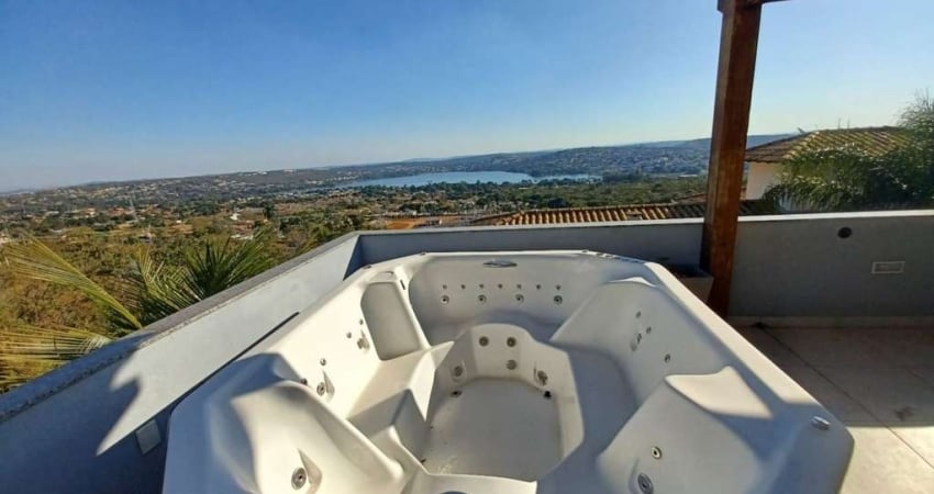 Casa em condomínio com excelente localização e vista privilegiada da cidade e da lagoa central;