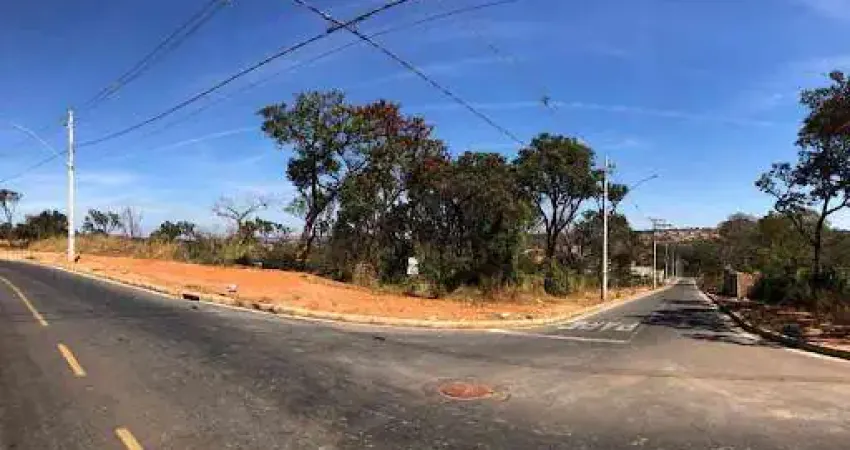 - Lote em Excelente Localização no Bairro: está na Parte Alta e fica no Cruzamento Comercial na Avenida Principal do Bairro POMAR DA LAGOA.