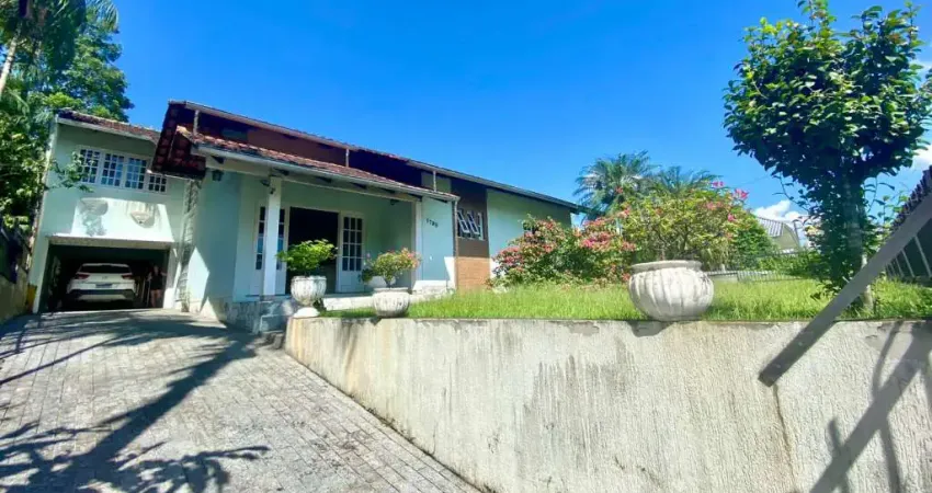Casa com 3 dormitórios à venda no bairro Centro em Timbó/SC