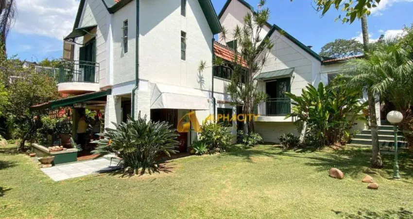 Casa encantadora em frente à praça no condomínio de alto padrão em alphaville