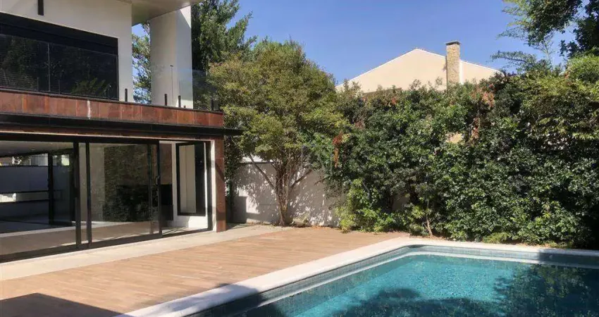 Casa moderna e recém reformada para locação: espaço, conforto e luxo