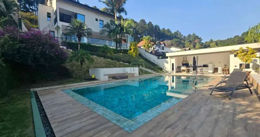 Residência espaçosa e arborizada com vista para a reserva – recém reformada