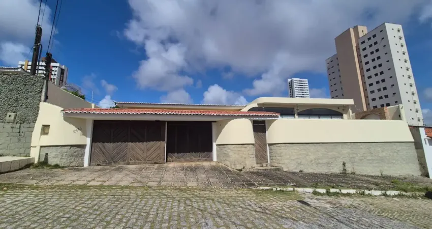 Casa com 4 quartos à venda na Rua Aníbal Correia, 1, Candelária, Natal
