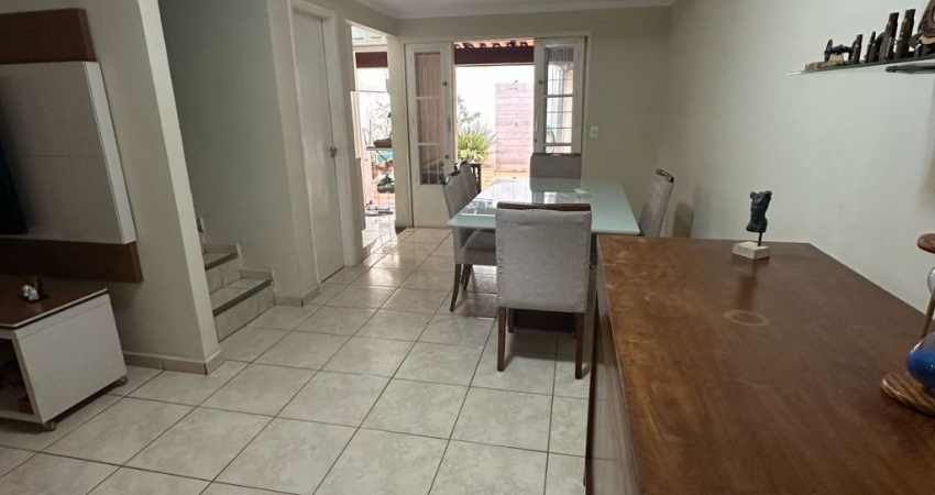 Sobrado à Venda no Condomínio Hibiscos  R$ 620.000,00. Localização: Jardim Guaporé, Ribeirão Preto - SP